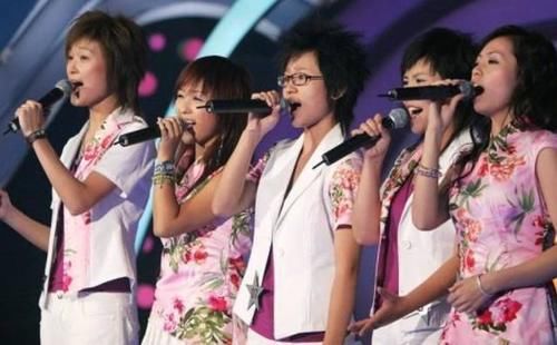 爷青|爷青回！李宇春晒与周笔畅合照，15年后超女冠亚军同框似姐妹