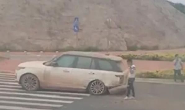  对比|“印度神车”路虎和“国产神车”五菱相撞，对比车损，五菱完胜