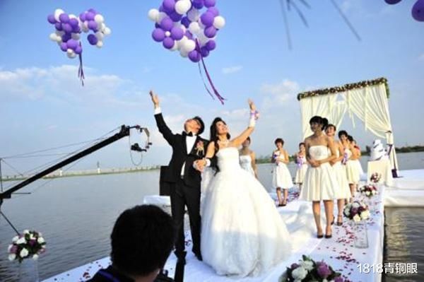 值得|小伙结婚遭伴郎婚闹，被脱得只剩内裤！网友：不值得同情！