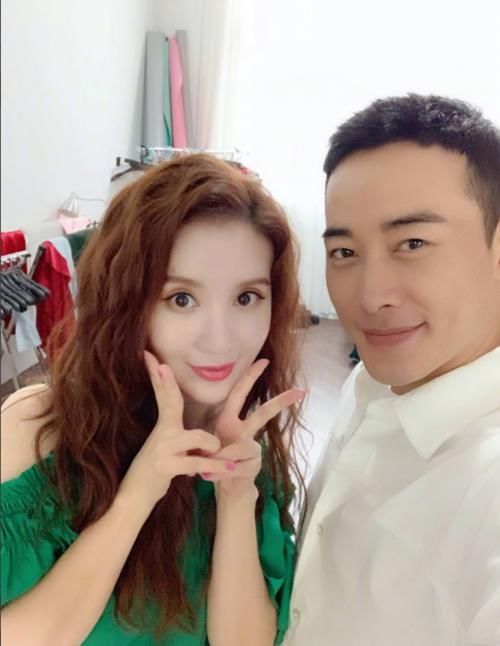  张萌|张萌不愧为业内制片人，一条微博就和王一博有了合作意向