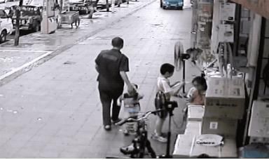 老人|又一起儿童被拐案!65岁老人街头欲带走小孩,被发现后,群众愤怒