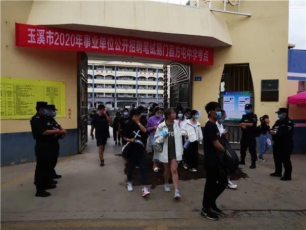  全力|二百考生遭遇“困”境 易门警方全力解困