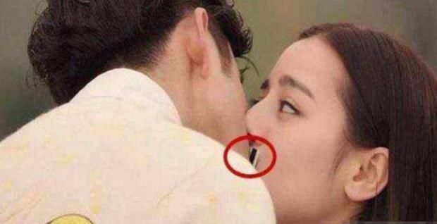 银行卡|女星拍亲密戏用啥道具?Baby保鲜膜,热巴银行卡,而她无人能敌