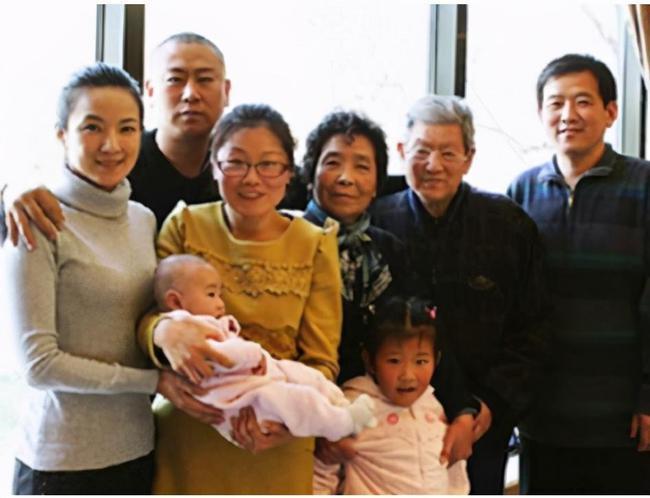 儿子|管彤儿子长大了!头戴迷彩帽穿T恤衫潮范儿十足,6岁身高是亮点