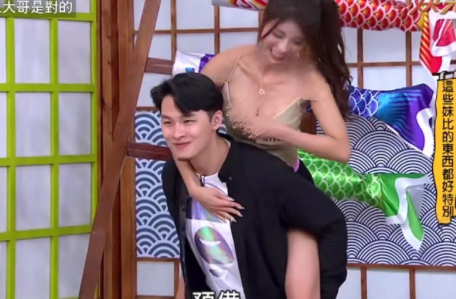  女明星|女明星上综艺比试掰脚趾，为了赢出杀手锏，主持人笑而不语！