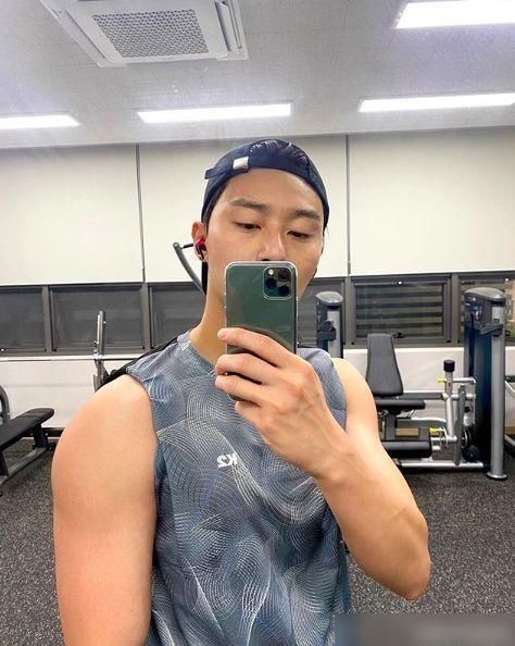  同款|比头还大！朴叙俊抱辛巴同款表情，最抢镜的是他的肱二头肌