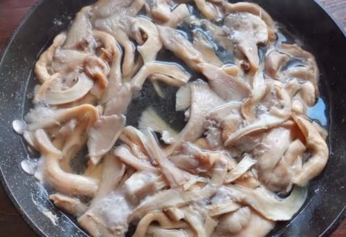 后把|1把平菇，1块豆腐，简单的家常菜，味道营养不输大鱼大肉