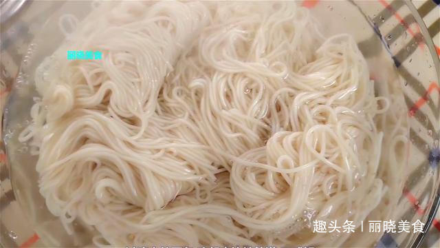 好吃|懒人面条新吃法,比蒸的好吃,比炒的简单,快速出锅,全家都爱吃