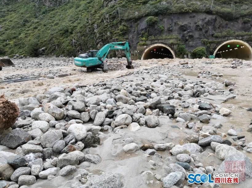  块石|视频直击都汶高速！泥石流后，断木、块石堆积路面