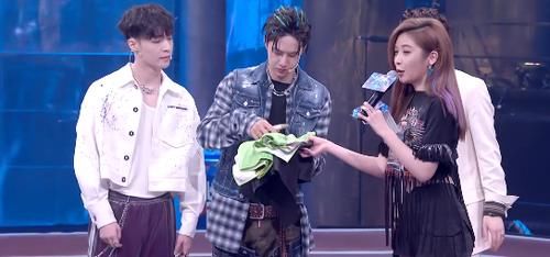  现场|街舞节目组现场拍卖，张艺兴王嘉尔积极参与，王一博却不感兴趣