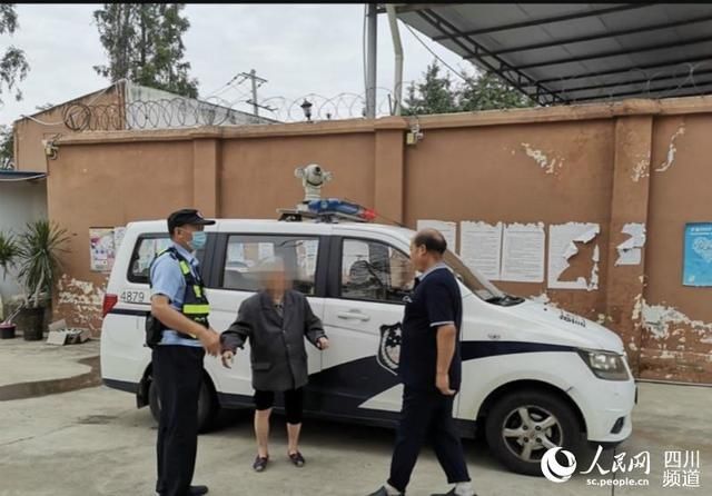  八旬|八旬老人凌晨走失，派出所民警助其回家