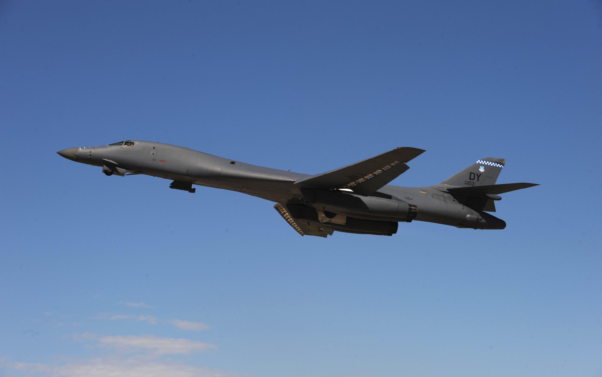  轰炸机|图-160和B-1B轰炸机有何区别？外形相似但能力差异显著