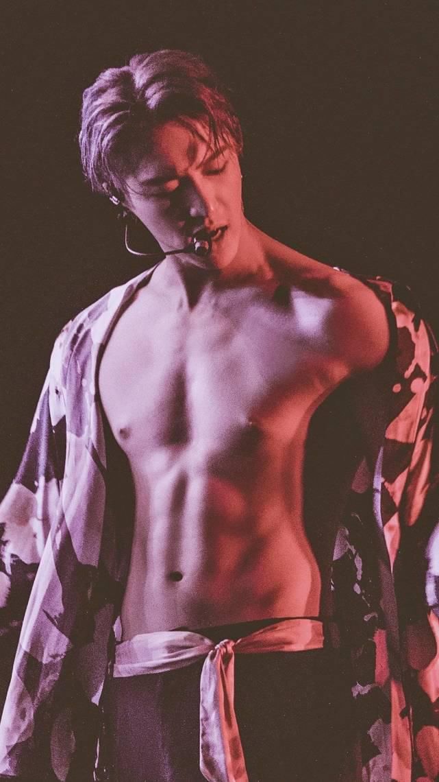  卖力|莲龙出海张艺兴，雨中飞跃王一博，爆衣卖力水舞台，引爆热点！