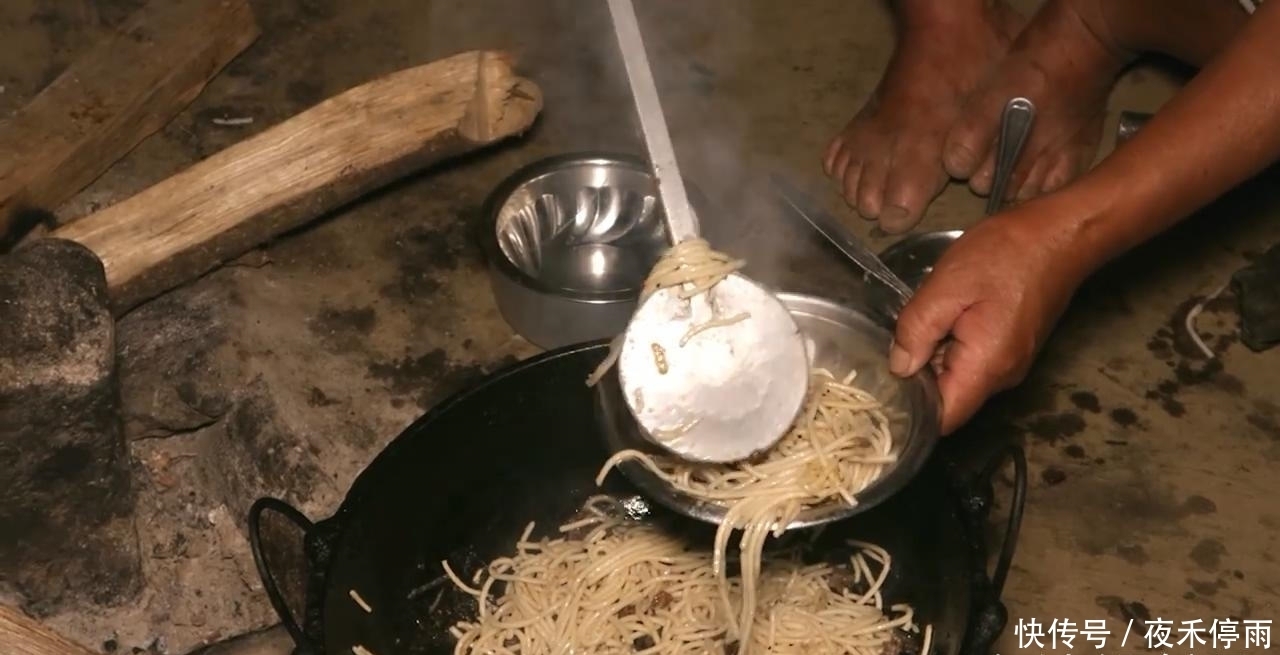 村长|中国小伙砍十斤黑猪肉拜访尼泊尔村长,村长用猪肉炒面招待我