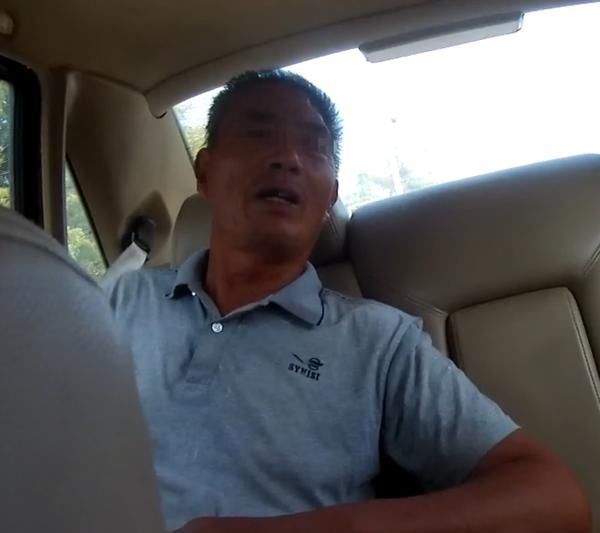  瘫坐|高温下七旬老人迷失高速路，瘫坐地上欲昏迷，高速交警帮他回了家