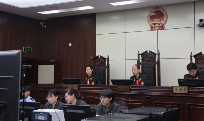 告人王风|青岛“小官巨贪”包养女子多年，被其伙同前男友讹78万