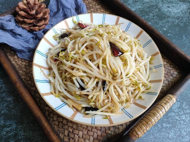 绿豆芽|炒豆芽最忌直接下锅,大厨教您一妙招,豆芽不出水、脆爽又入味