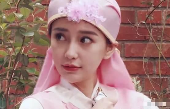  郑恺|郑恺抱着baby演戏，谁注意他手搂哪？这是对老婆最大的尊重