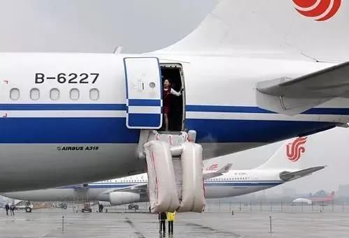  江某|飞机滑行中大学生强拉应急舱门，原因让人无语