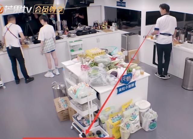  火药味|《中餐厅》林大厨张亮杠上了？PK做豆腐火药味浓，颖宝被卷入其中