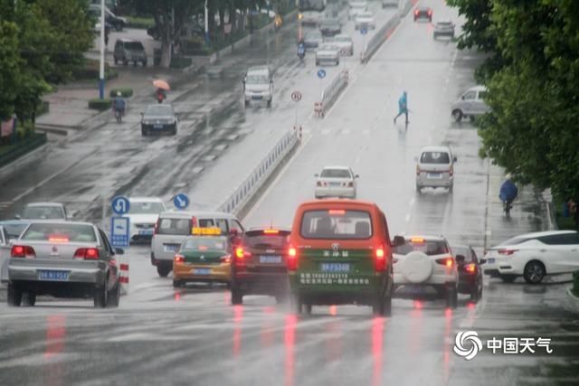 打伞|山东威海遭遇强降雨侵袭 行人打伞出行