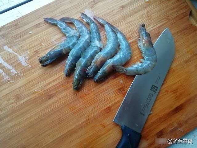 把大虾|别只会水煮大虾，教你这个做法，味道特别香，吃的虾壳都不剩