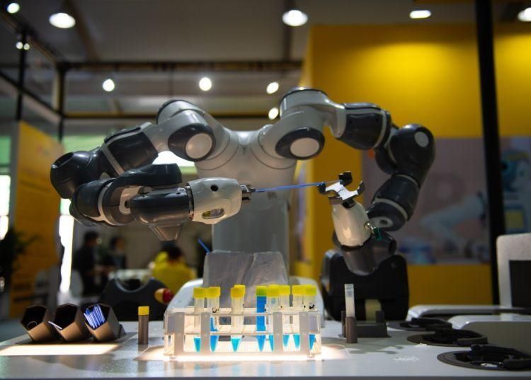  展区|走进服贸会服务机器人专题展区：黑科技让人大开眼界