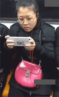 就别|妹子坐电梯就别扭来扭去了,快扶稳小心别摔了