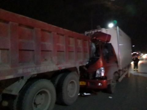 消防员|壹现场|两车深夜追尾 消防员两分钟救出司机