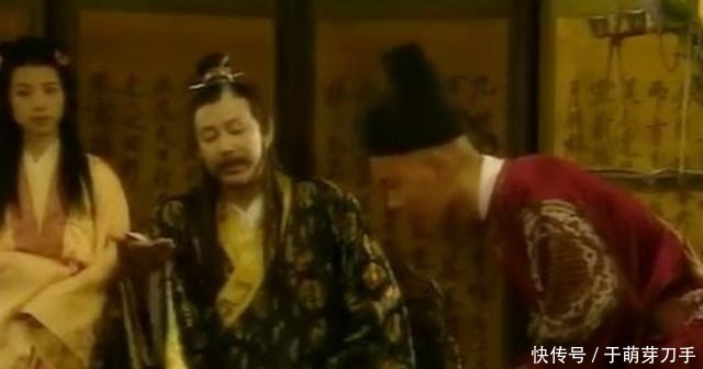 街上|官员在街上骑马, 突然一乞丐大喊: 万岁, 官员则说: 我大祸临头了