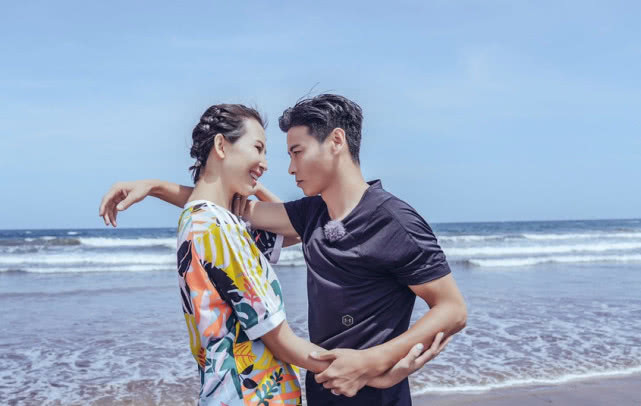  海边|张晋夫妇海边牵手漫步超甜，蔡少芬小腹微凸三胎孕肚首曝光