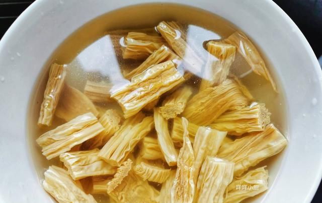  我家|我家最喜欢的腐竹吃法，和五花肉一起烧滑嫩软香，好吃到就差舔盘