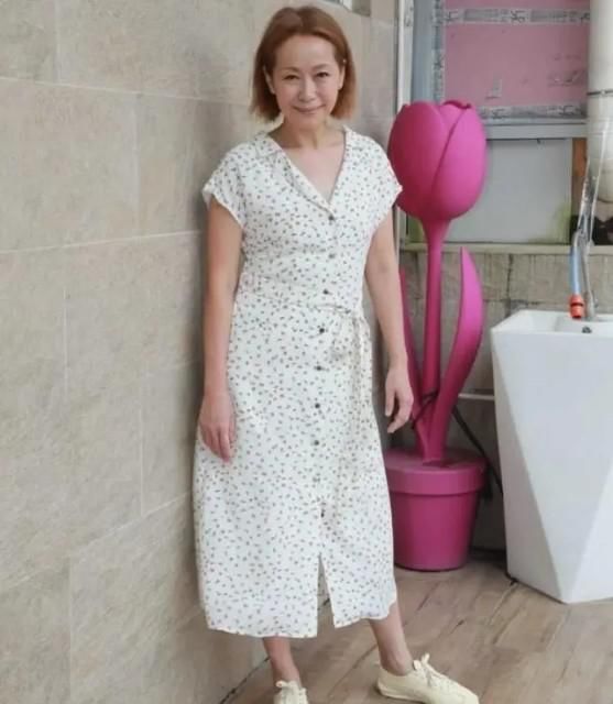 身材|57岁叶童比67岁赵雅芝还显老 搭配碎花连衣裙如老奶奶