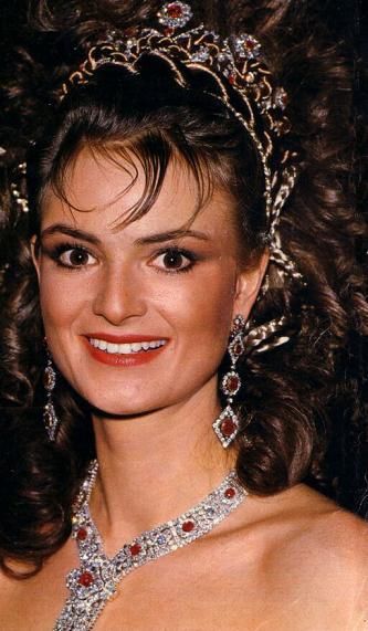 机车|60岁朋克王妃穿长裙骑机车,20岁嫁54岁王子,儿子秃顶颜值成迷