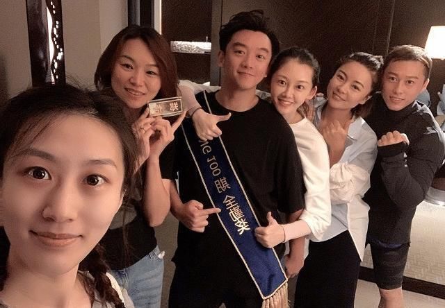  荧幕外|《跑男》迎来100期纪念日，邓超陈赫悉数登场，李晨baby郑恺泪洒现场