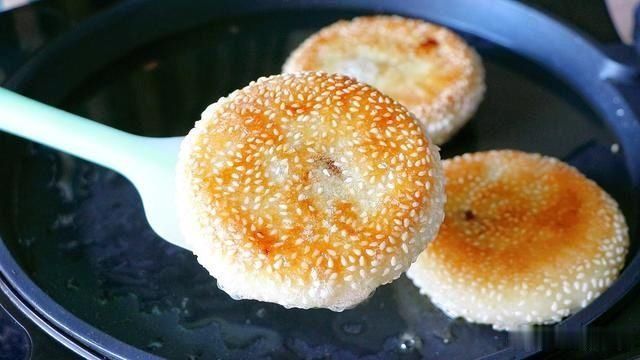  学会|糯米饼好吃有诀窍，学会这个做法，外酥里糯不粘牙，新手也能成功