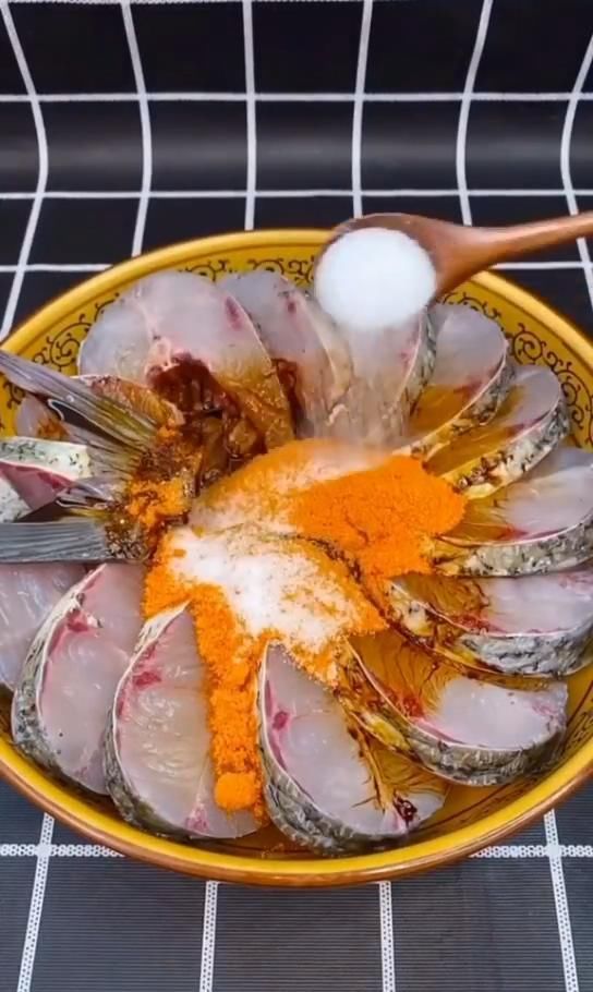  香香|觉得吃猪肉划不来，今天吃鱼肉，做一个香香嫩嫩的红烧鱼