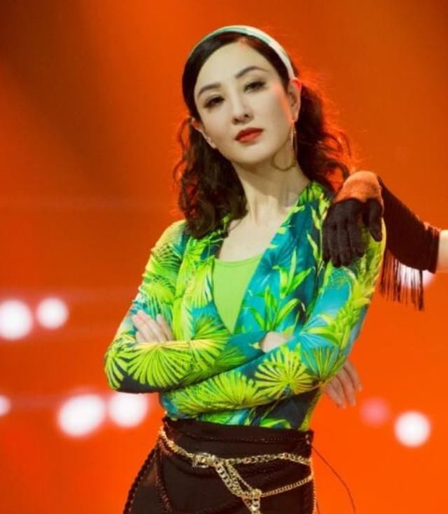  炸裂|姐姐们也太好看了，舞台上争奇斗艳，战斗力太强气场炸裂