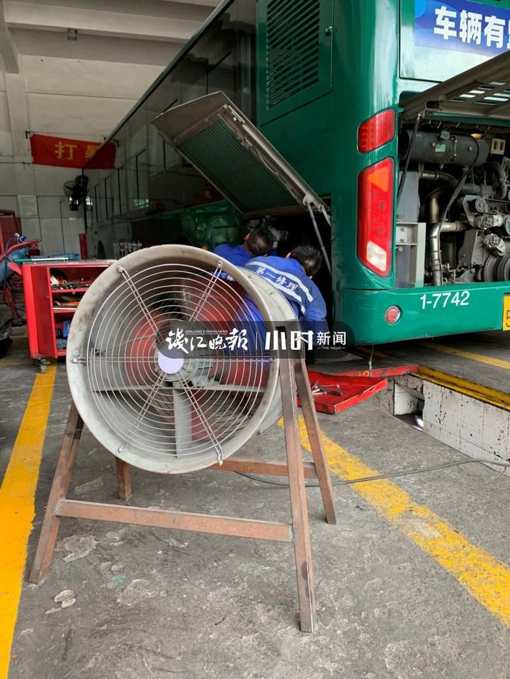  想不到|维保一辆公交车要做的事多到你想不到！热到发烫的车间里，走近杭州公交守护者