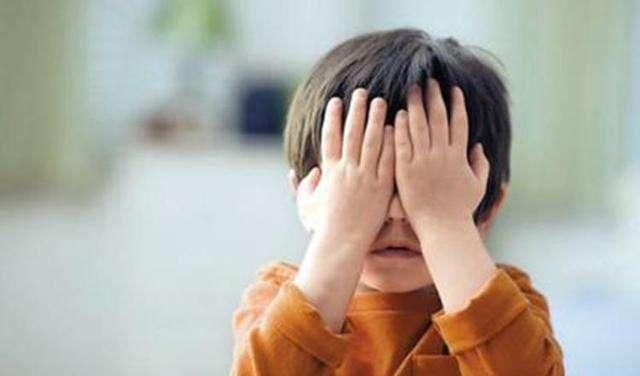 妈妈|坐公交时女儿突然嚎啕大哭，妈妈转身报警，乘客点赞：孩子真机智