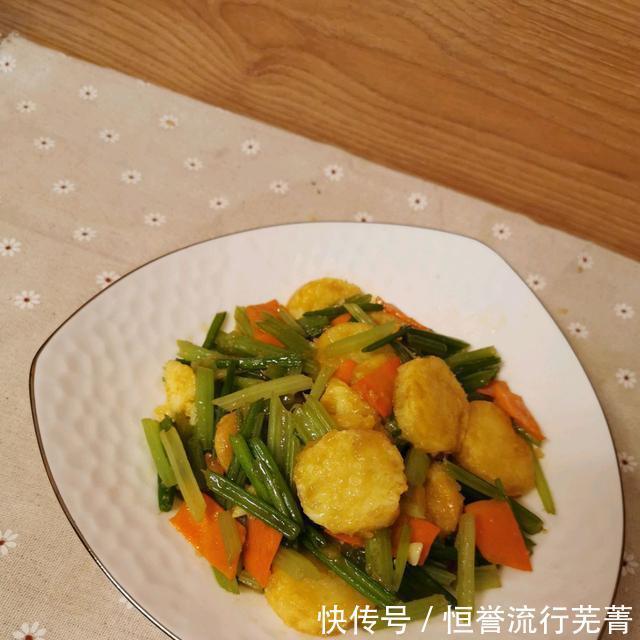 豆腐|脆脆的香芹，软糯的豆腐，不相干的两种食物，组合出不一样的美味