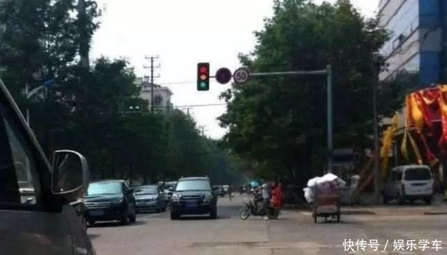  路口|路口等红灯，30分钟都不变，直接闯算违章吗？