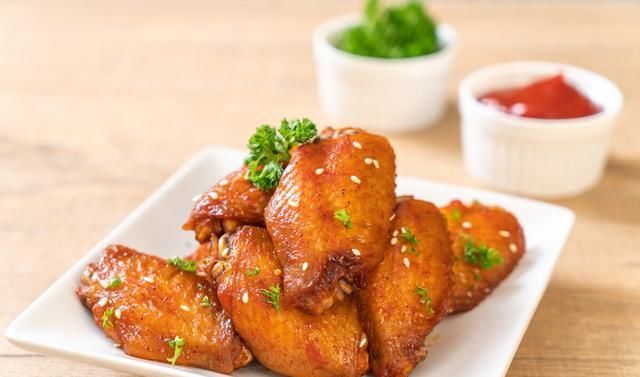 好吃|比肯德基买的还好吃,教你在家烤鸡翅,皮酥肉嫩,色彩红亮