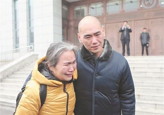 张志超|16岁高中生被指奸杀同学,入狱13年获无罪,母亲泣不成声