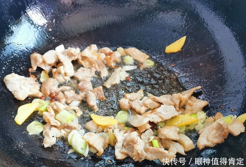 汤汁|初秋,白莲藕这样做又香又面,汤汁拌饭丁点不剩,家人都爱吃!