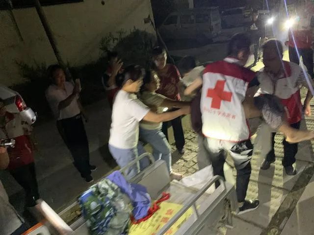  高温|阳信发布：爱心人士带搜救犬冒高温搜寻91岁走失老人