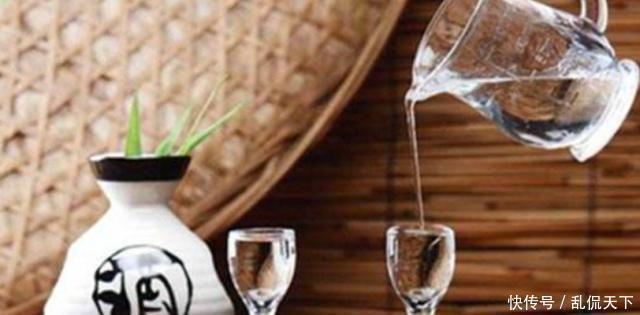 俄罗斯|俄罗斯人喜欢喝烈酒,学中国人一口闷一杯二锅头,当场就哭了