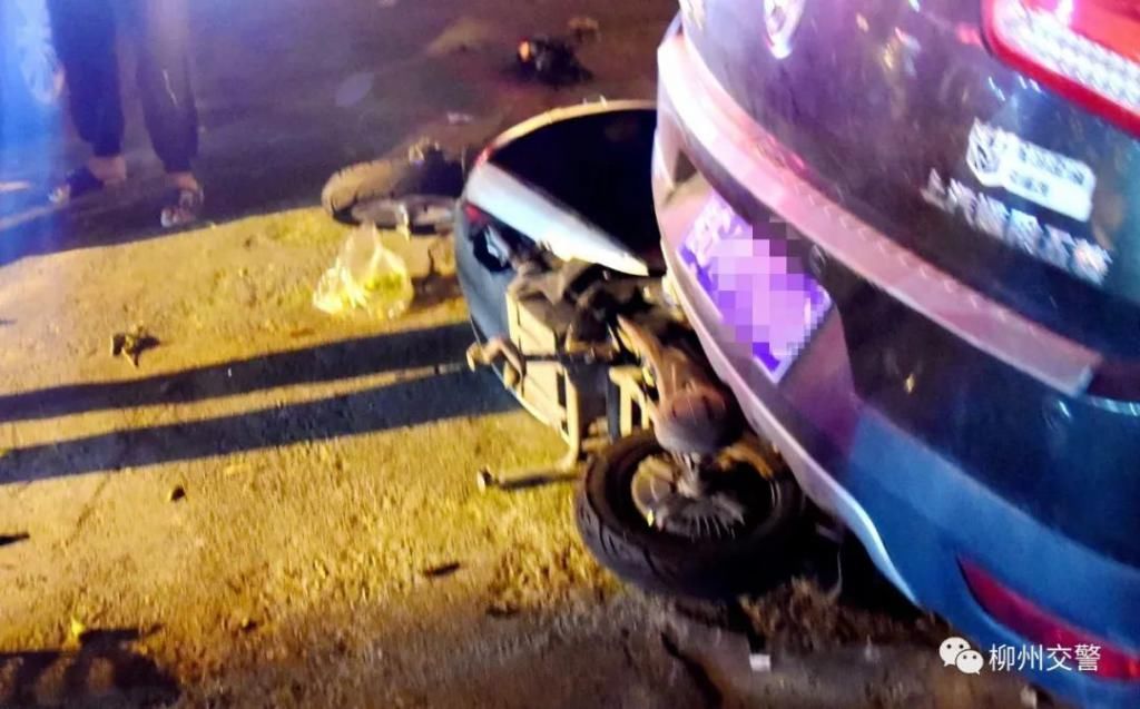  驾驶|轿车顶着电动车猛冲30多米！司机下车惊恐：人去哪了？