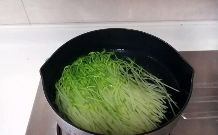 凉菜|秋天干燥,来点清脆爽口的凉菜降降火气,3元一大把的豌豆苗试试