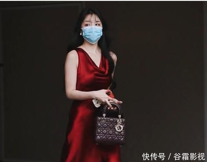 身上|真丝裙美女气场太强了，光线打在身上，绽放成熟美